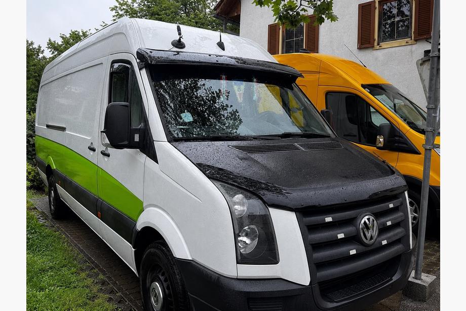 Volkswagen Crafter 2006–2016 Deflektor za vetrobransko steklo V-4 (črn visok sijaj, 5 mm) Image