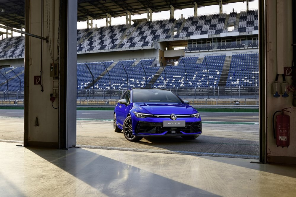 Pregled Volkswagen Golf R 2025: prenova vročega kombilimuzina