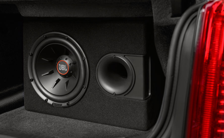 Subwoofer v avtu: prednosti, slabosti in ali se ga splača vgraditi?