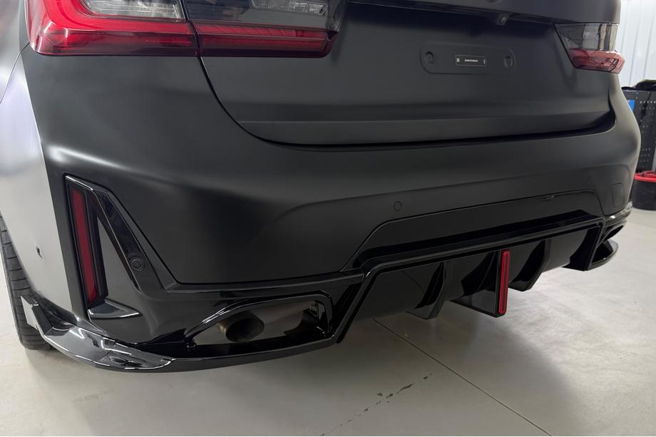 BMW serija 3 G20/G21 2018– Difuzor zadnjega odbijača B-Style LED (za M-Sport 2023+, ABS) Fotografija 6