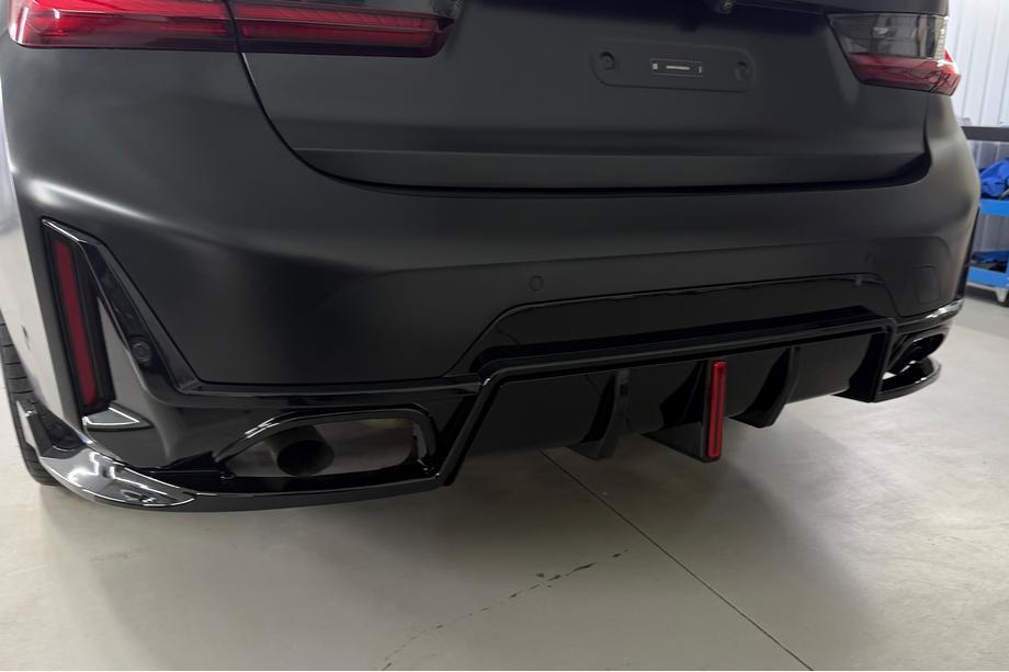BMW serija 3 G20/G21 2018– Difuzor zadnjega odbijača B-Style LED (za M-Sport 2023+, ABS) Fotografija 1