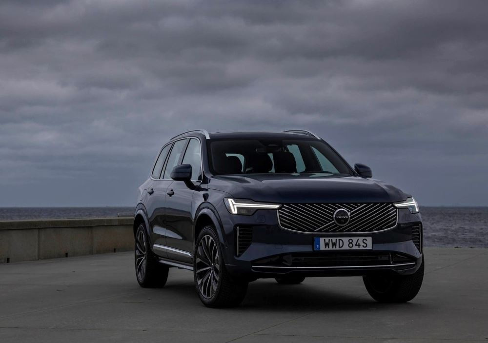 Volvo XC90 II (2024): luksuzen družinski SUV s hibridno tehnologijo