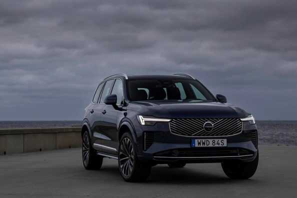 Volvo XC90 II (2024): Luksuzni družinski SUV s hibridno tehnologijo Fotografija 1