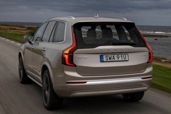 Volvo XC90 II (2024): Luksuzni družinski SUV s hibridno tehnologijo Fotografija 4