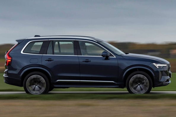 Volvo XC90 II (2024): Luksuzni družinski SUV s hibridno tehnologijo Fotografija 2