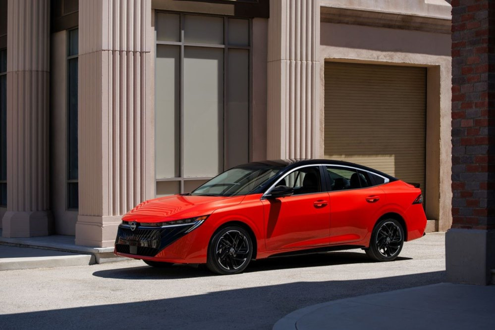 Pregled Nissan Sentra 2026: Tehnične specifikacije, oprema, fotografije
