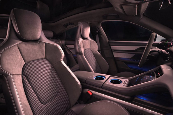 Pregled Porsche Taycan Turbo 2024 (Y1A): električna limuzina z izjemnimi dinamičnimi zmogljivostmi Fotografija 6