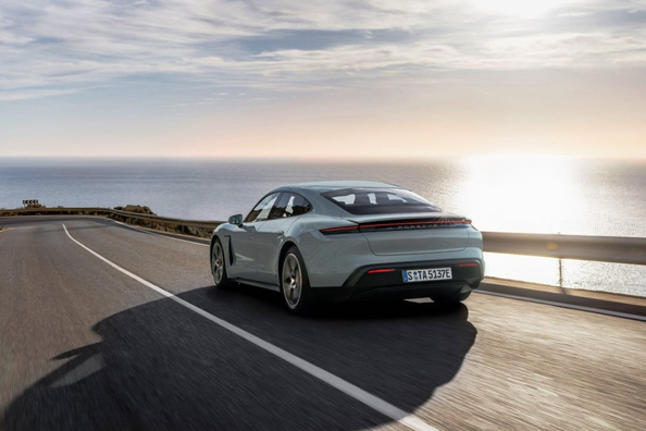 Pregled Porsche Taycan Turbo 2024 (Y1A): električna limuzina z izjemnimi dinamičnimi zmogljivostmi Fotografija 4