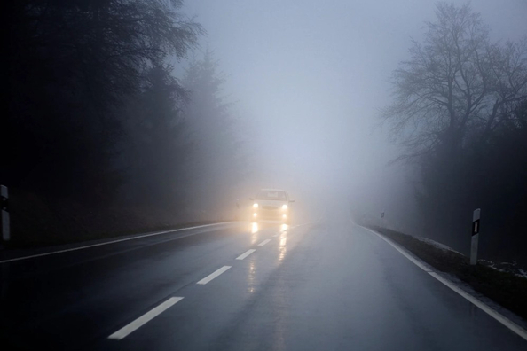 Vožnja v gosti megli: ključna pravila za varnost na cesti