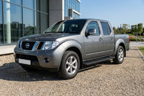 Nissan Navara 2006–2015 Bočne stopnice Allmond Black (2 kosa, aluminij) fotografija 1