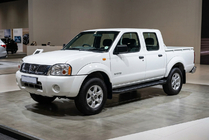 Nissan NP300 1999–2015 Bočne stopnice Allmond Black (2 kosa, aluminij) fotografija 1
