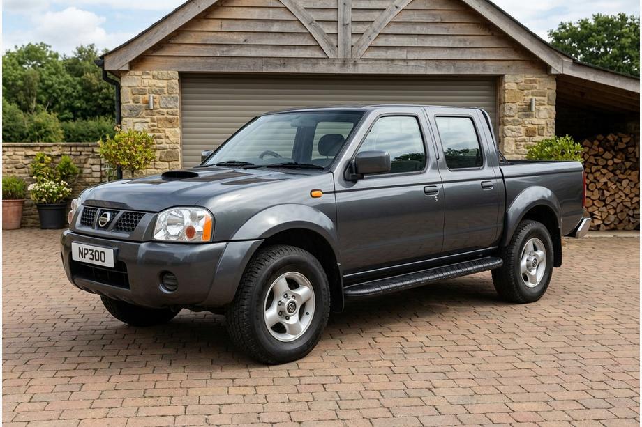 Nissan NP300 1999–2015 Bočne stopnice Bosphorus Black (2 kos, aluminij) Image