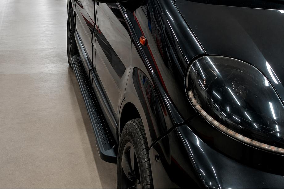 Renault Trafic 2001–2015 Bočne stopnice Allmond Black (2 kosa, aluminij) Dolga medosna razdalja Fotografija 2