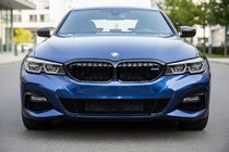 BMW serija 3 G20/G21 2018– Ledvične mrežice M-Look V1 (2018-2022, črna visok sijaj) Z mestom za kamero fotografija 1
