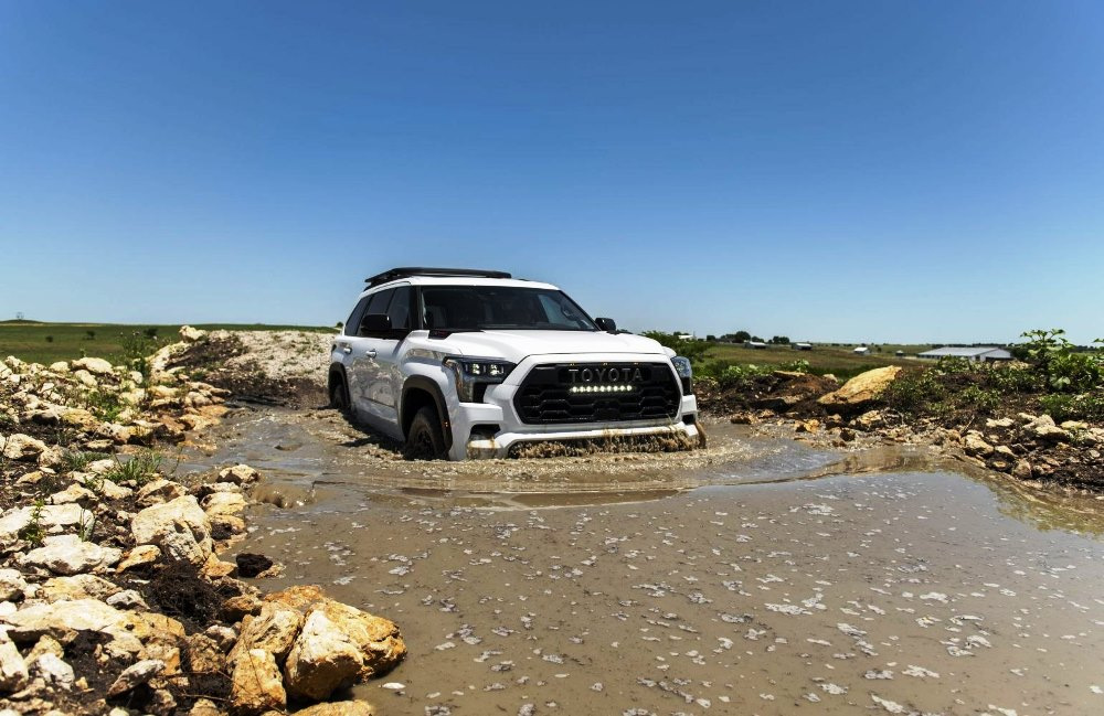 Pregled Toyota Sequoia III (XK80): tehnični podatki, opreme, fotografije