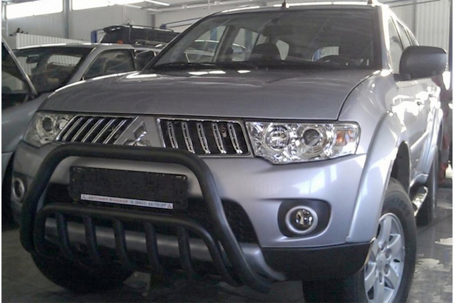 Mitsubishi Pajero Sport 2008–2015 Sprednji zaščitni lok WT002 Black (nerjaveče jeklo) Fotografija 3