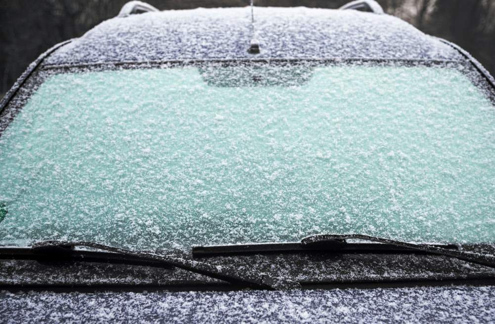 Kaj storiti, če so brisalci primrznili na steklo: hitre in varne rešitve