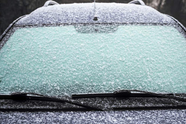 Kaj storiti, če so brisalci primrznjeni na steklo: hitre in varne rešitve Fotografija 1