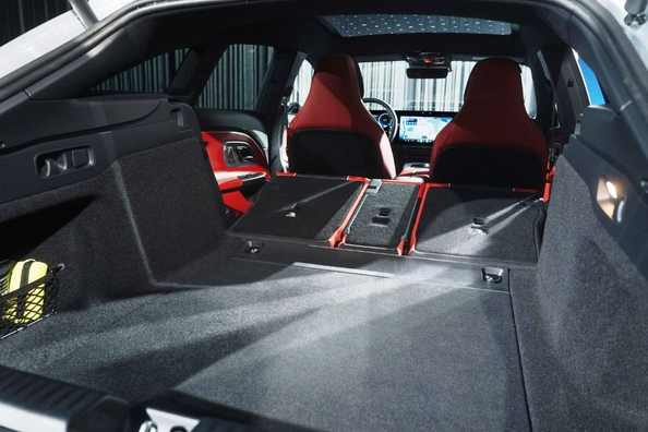 Pregled Mercedes-Benz CLA Shooting Brake 2026: električni karavan v slogu kupeja Fotografija 6