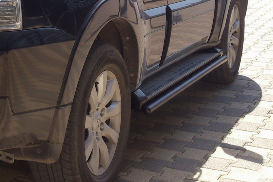 Mitsubishi Pajero Wagon III 1999–2006 Stranske cevi na originalna pritrdila Black (2 kos, nerjaveče jeklo) Image