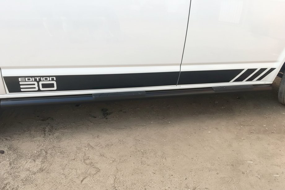 Volkswagen T6 2015–2024 Stranske cevi Black (2 kos, nerjavno jeklo) 70 mm, kratka medosna razdalja Fotografija 11