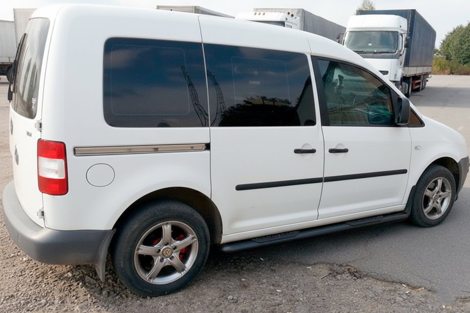 Volkswagen Caddy 2004–2010 Stranske cevi BB001 Black (2 kos, nerjaveče jeklo) Ø60, različica Maxi Fotografija 2