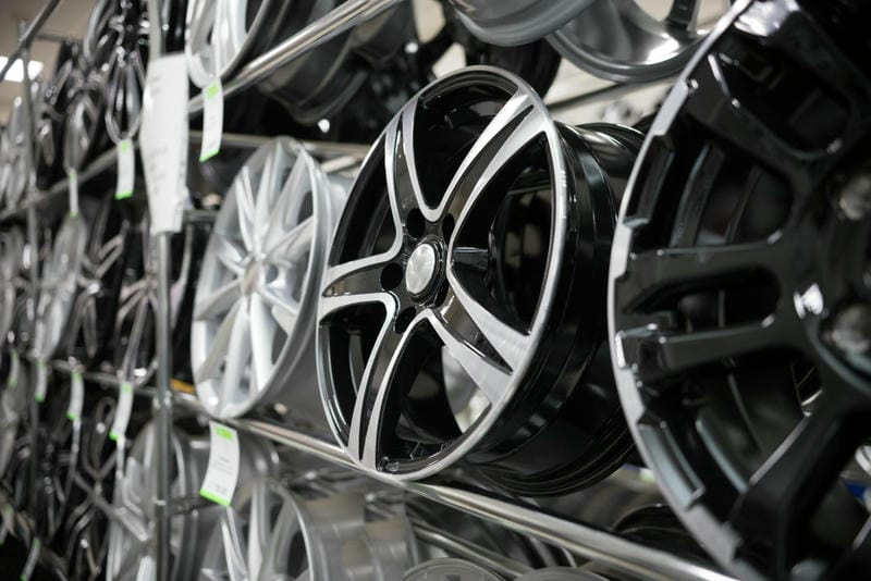 Katere platišča izbrati za avto: kovana ali lita?