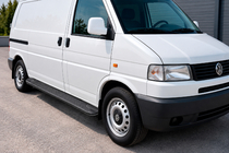 Volkswagen T4 Transporter 1990–2003 Bočne stopnice Allmond Black (2 kos, aluminij) Kratka medosna razdalja fotografija 1