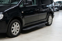 Volkswagen Caddy 2010–2015 Bočne stopnice Bosphorus Black (2 kos, aluminij) Maxi medosna razdalja fotografija 1