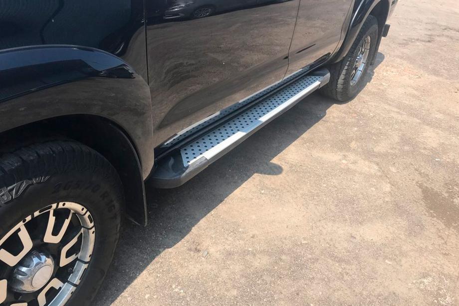 Toyota Hilux 2006–2015 Stranske stopnice Allmond Grey (2 kosa, aluminij) Image