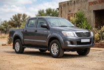 Toyota Hilux 2006–2015 Bočne stopnice Allmond Black (2 kos, aluminij) fotografija 1