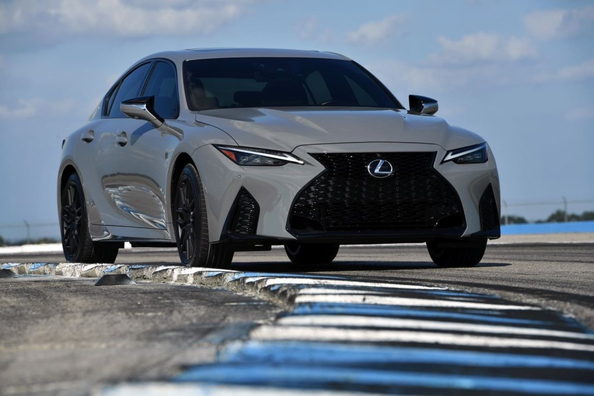 Lexus IS 500: zmogljiva športna limuzina z atmosferskim V8