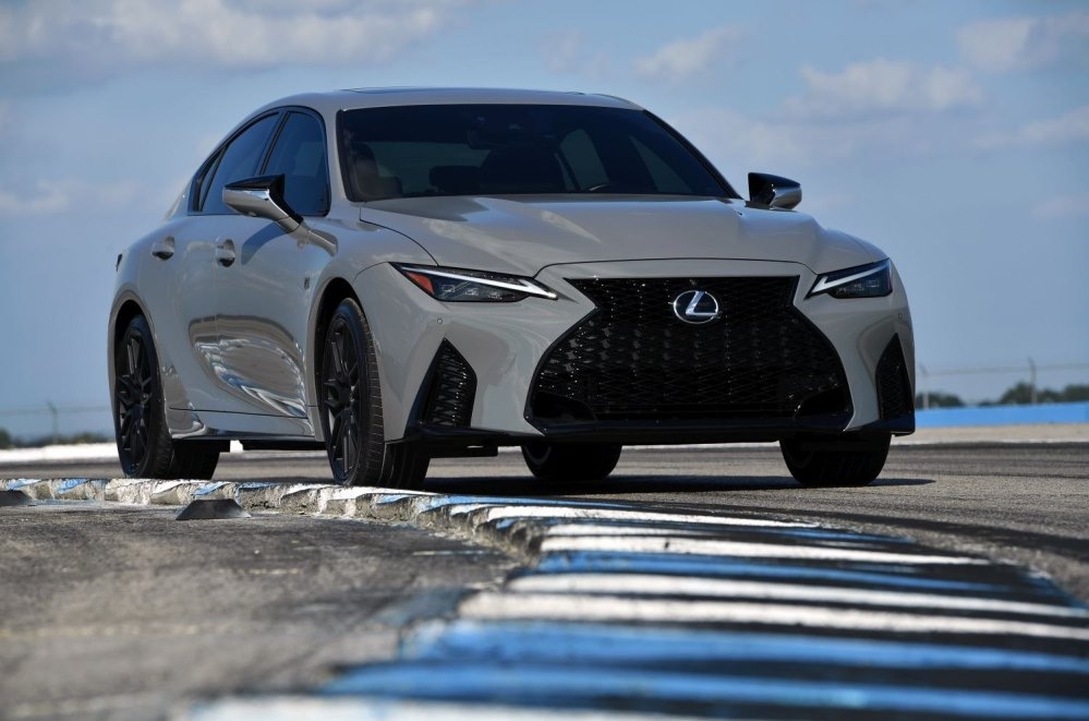 Lexus IS 500: zmogljiva športna limuzina z atmosferskim V8