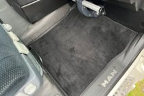 MAN TGX 2007–2020 Premium tekstilni tepihi za avto (Črni) fotografija 2