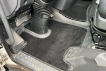 Mercedes Atego 2013– Premium tekstilni tepihi za avto (Črni) fotografija 1