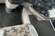 Scania R serija 2016– Premium tekstilni tepihi za avto (Črni) fotografija 3