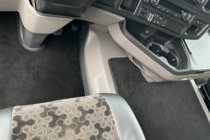 Volvo FH 2012– Premium tekstilni tepihi za avto (Črni) fotografija 3