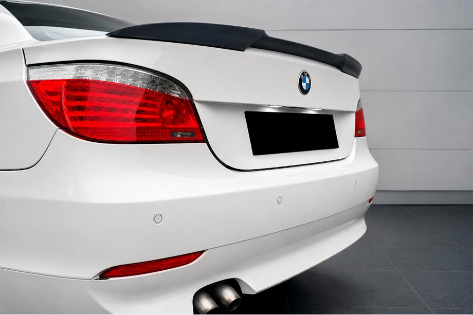 BMW Serija 5 E60/E61 2003–2010 Spojler M4-Style V-2 (črna visok sijaj) Fotografija 1