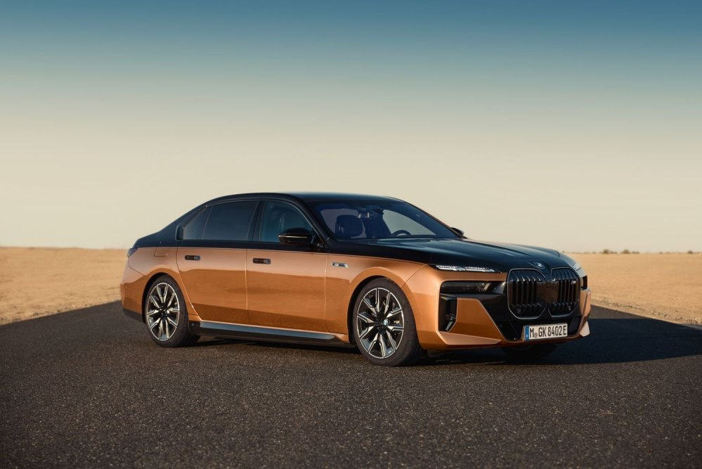 Pregled BMW i7 M70 (G70): električni paradni model z značajem M