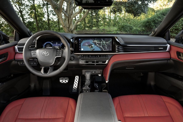 Pregled Toyota Camry (XV80): zanesljiva hibridna limuzina nove generacije Fotografija 6