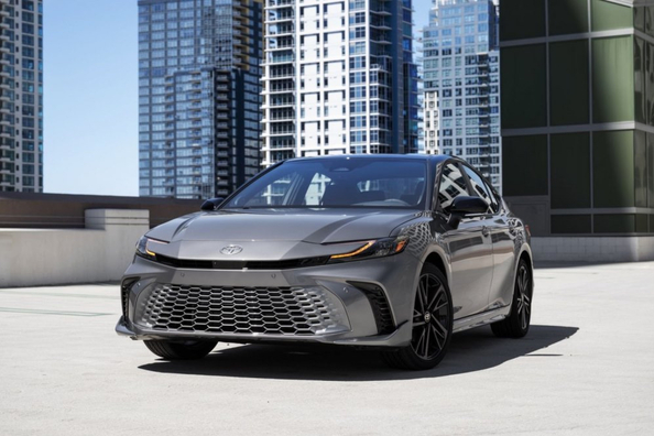 Pregled Toyota Camry (XV80): zanesljiva hibridna limuzina nove generacije Fotografija 2