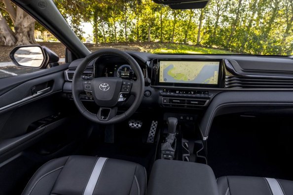 Pregled Toyota Camry (XV80): zanesljiva hibridna limuzina nove generacije Fotografija 5