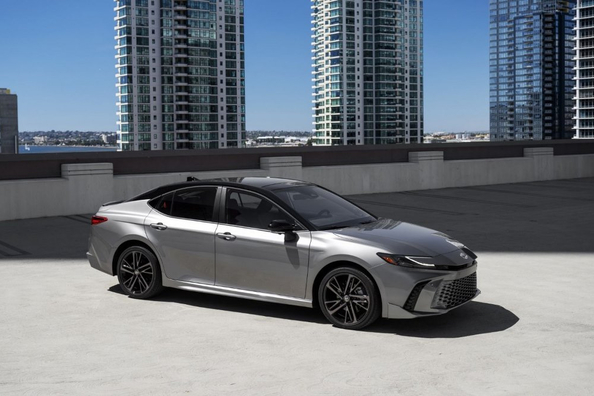 Pregled Toyota Camry (XV80): zanesljiva hibridna limuzina nove generacije Fotografija 1