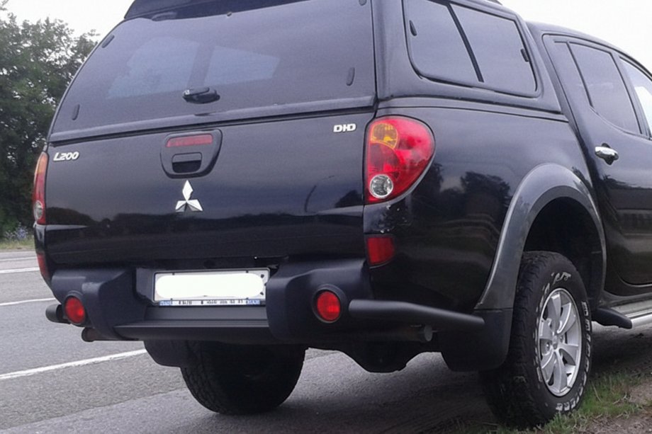 Mitsubishi L200 2006–2015 Zadnji koti AK003 Black (2 kos, nerjaveče jeklo) Fotografija 1