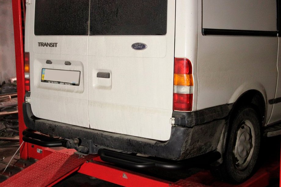 Ford Transit 2000–2014 Zadnji zaščitni lok s stopnico AK-Special Black (nerjaveče jeklo) Fotografija 1