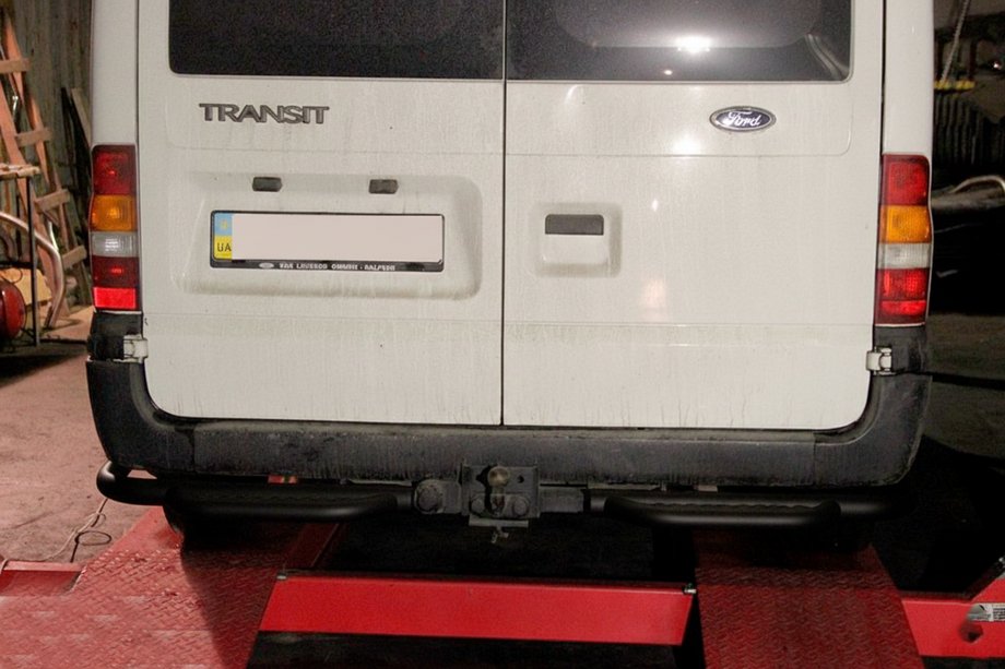 Ford Transit 2000–2014 Zadnji zaščitni lok s stopnico AK-Special Black (nerjaveče jeklo) Fotografija 2