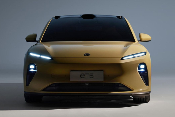 Pregled NIO ET5: pametni električni sedan z dosegom do 1000 km