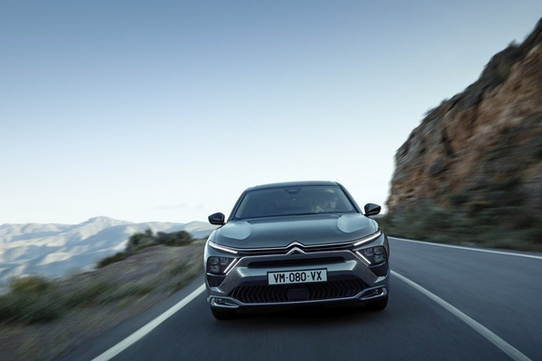 Test Citroën C5 X Hybrid: udoben crossover-liftback z blagim hibridom
