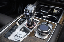 BMW serija 6 G32 2017– Komplet kristalnih notranjih elementov (izbirnik samodejnega menjalnika + gumbi) fotografija 3