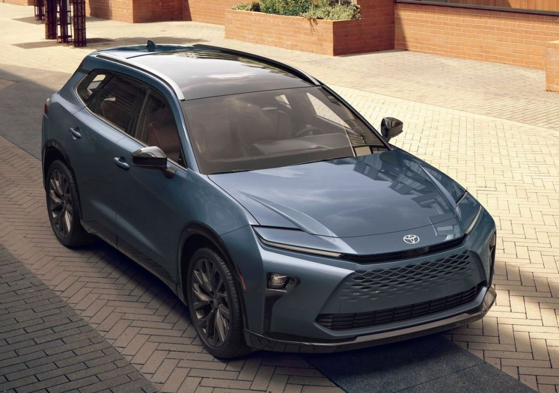 Toyota Crown Signia: Premijski hibridni križanec